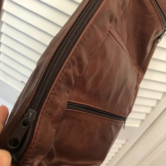 Mexican pear shaped leather shoulder bag, multiple compartments on face and on t - Picture 9 of 10